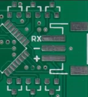 圖示PCB上大多地方?jīng)]有走線，不過有地的覆銅