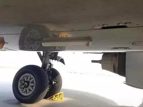 指點信標天線在飛機機體底部。